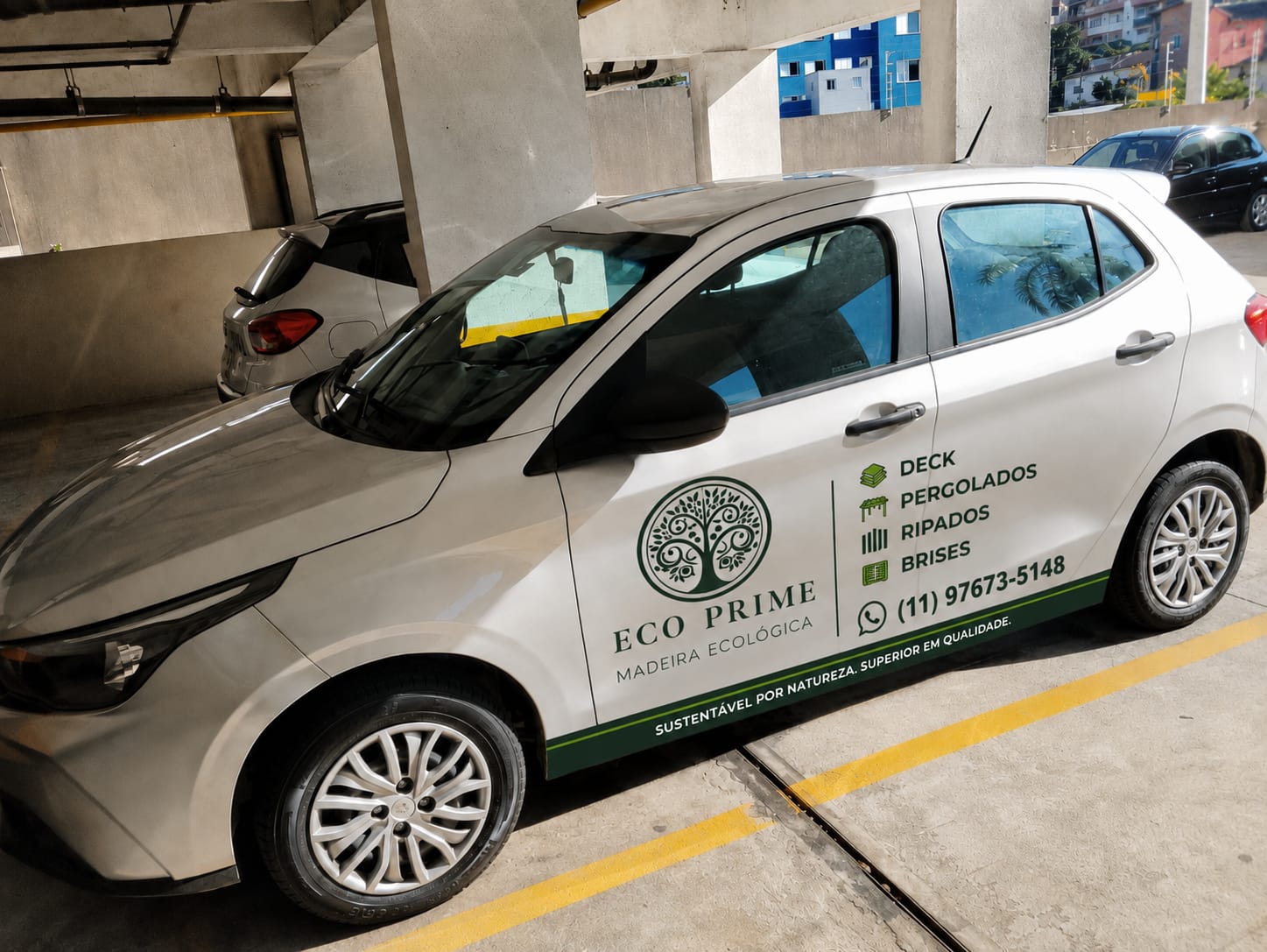 Carro de apoio da Eco Prime, com a identidade da empresa, o WhatsApp (11) 97673-5148 e a lista de serviços: deck, pergolados, ripados e brises